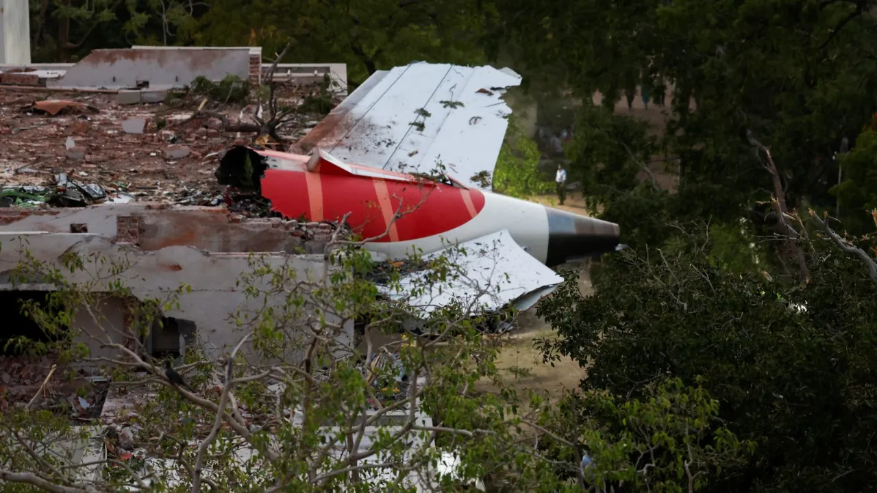 Ahmedabad:flight crash in tackoff after 2 minit…